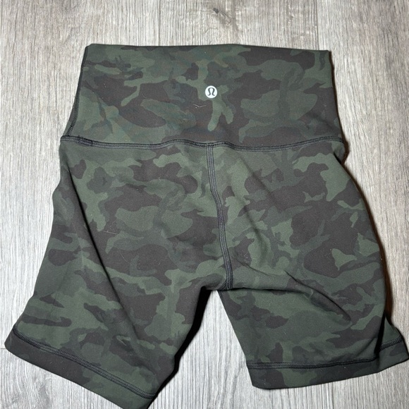 LULULEMON WUNDER TRAIN high rise shorts in camo print size 4 - Picture 2 of 4